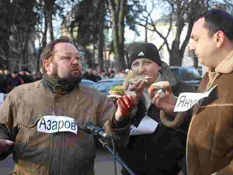 У Львові владу прогнали вилами: вистава для Азарова