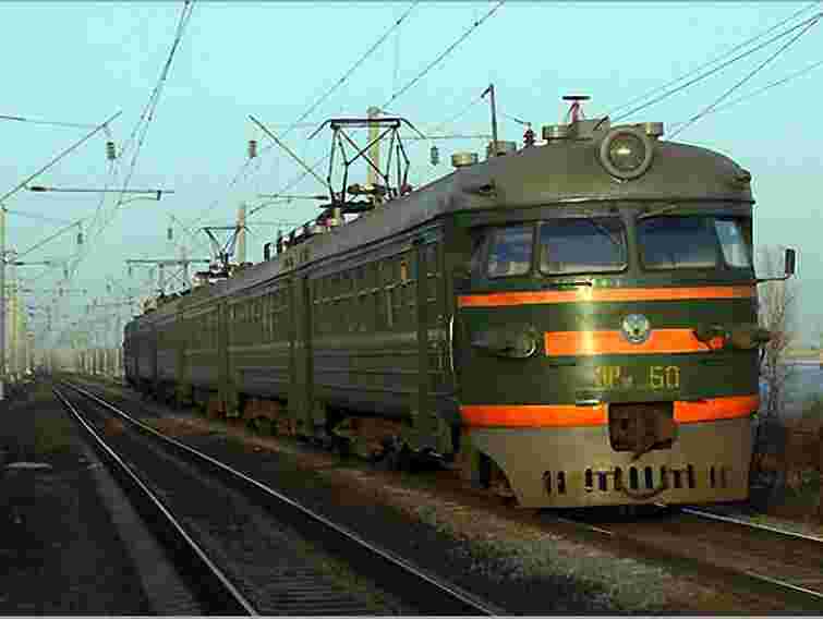 Азаров: Додаткові потяги на новорічні свята будуть