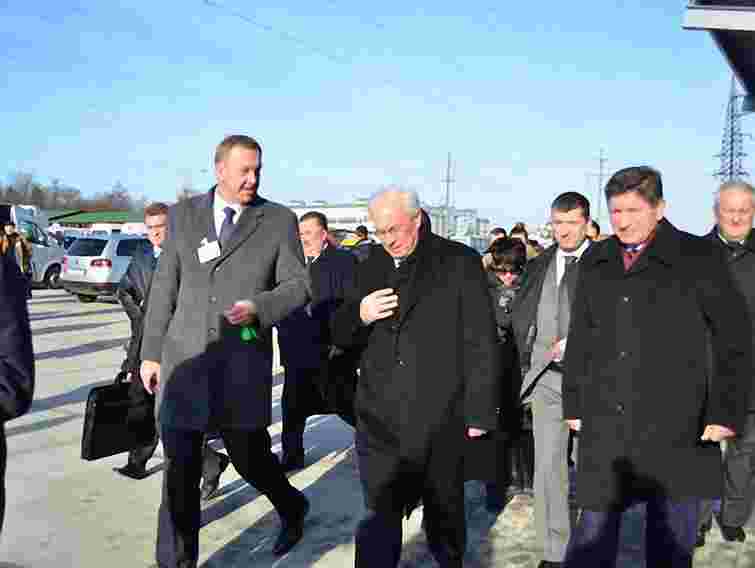 Азаров пообіцяв Львову гроші за відремонтовані дороги