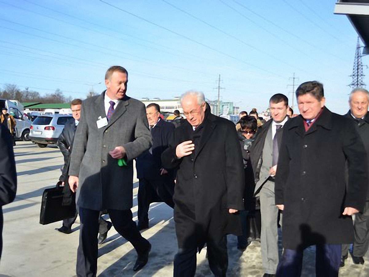 Азаров пообіцяв Львову гроші за відремонтовані дороги