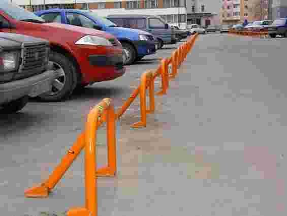 У Львові доручили прибрати незаконні паркувальні замки