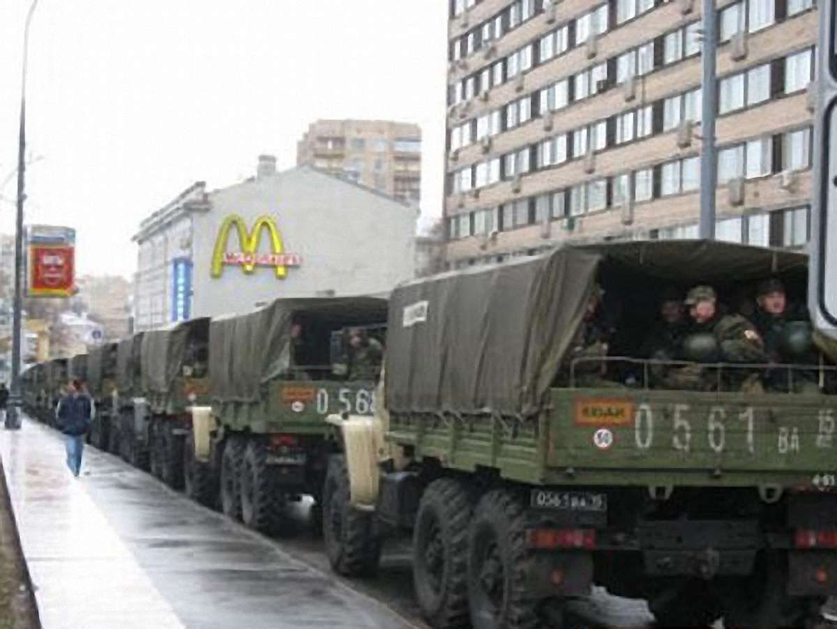 До Москви стягують війська
