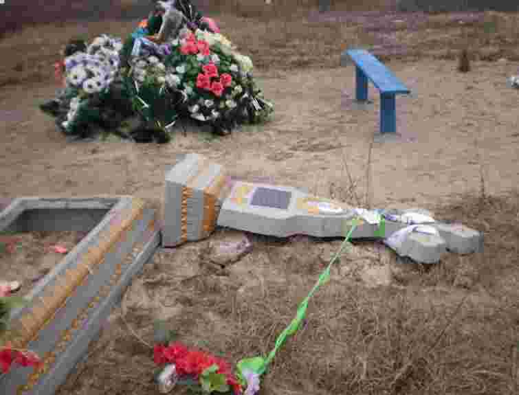 На Рівненщині вандал знищив надмогильний хрест на цвинтарі