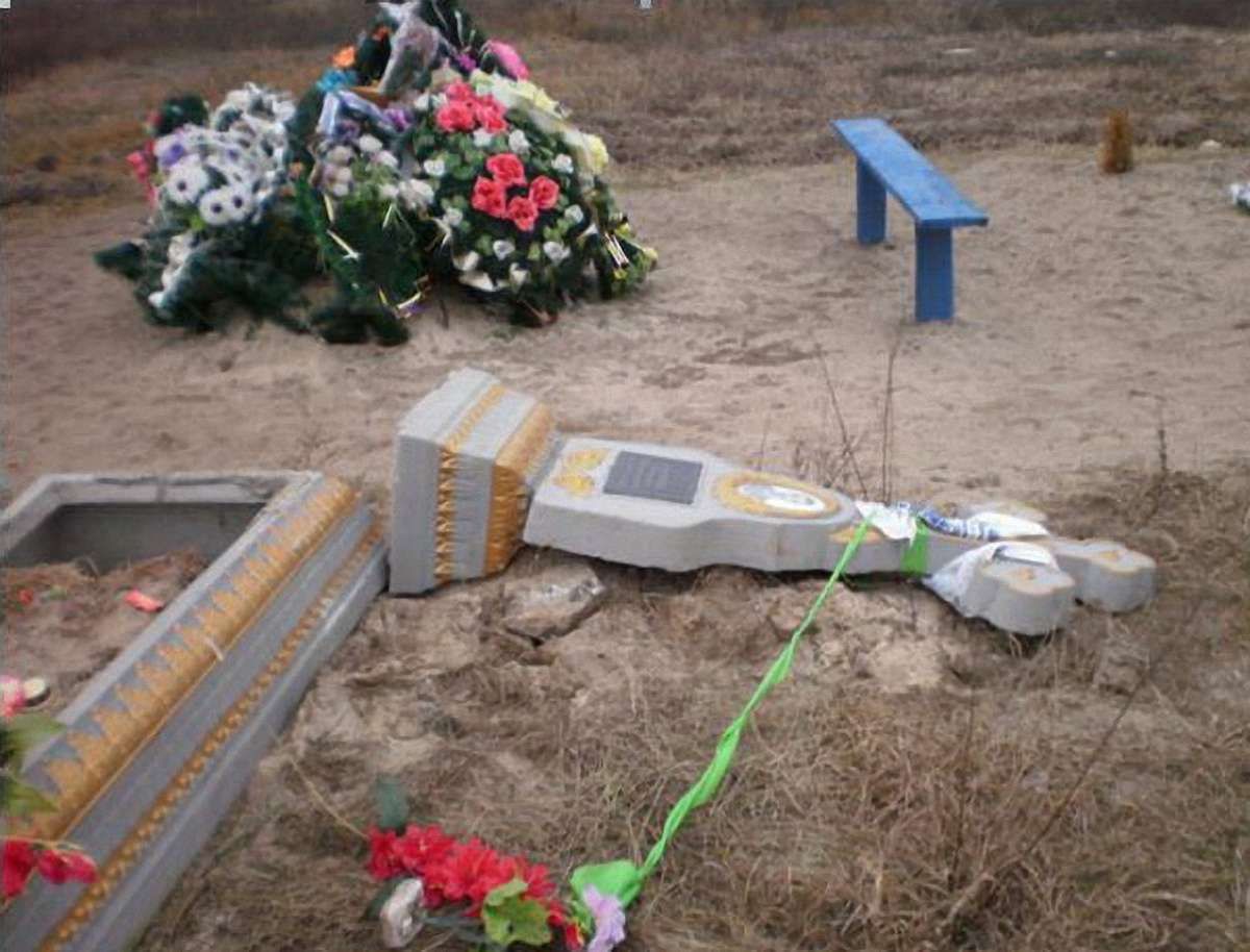 На Рівненщині вандал знищив надмогильний хрест на цвинтарі
