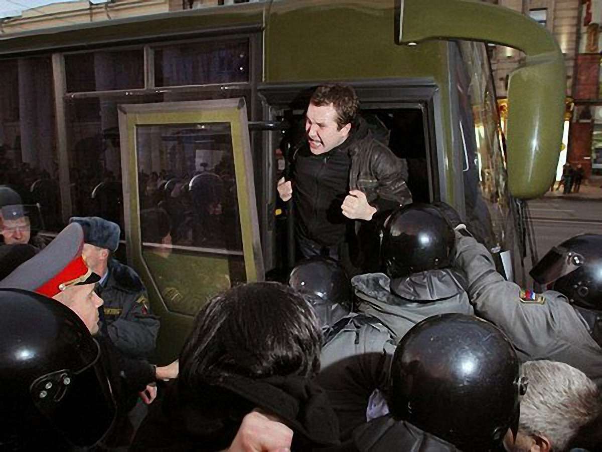 У Москві продовжують затримувати мітингувальників