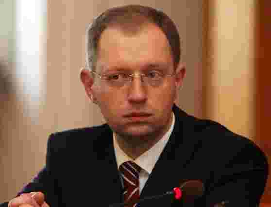 Яценюк пропонує унеможливити спекуляції навколо звання Героя України
