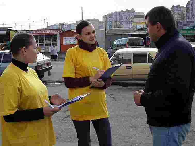 Половина українців цікавиться подіями в Росії