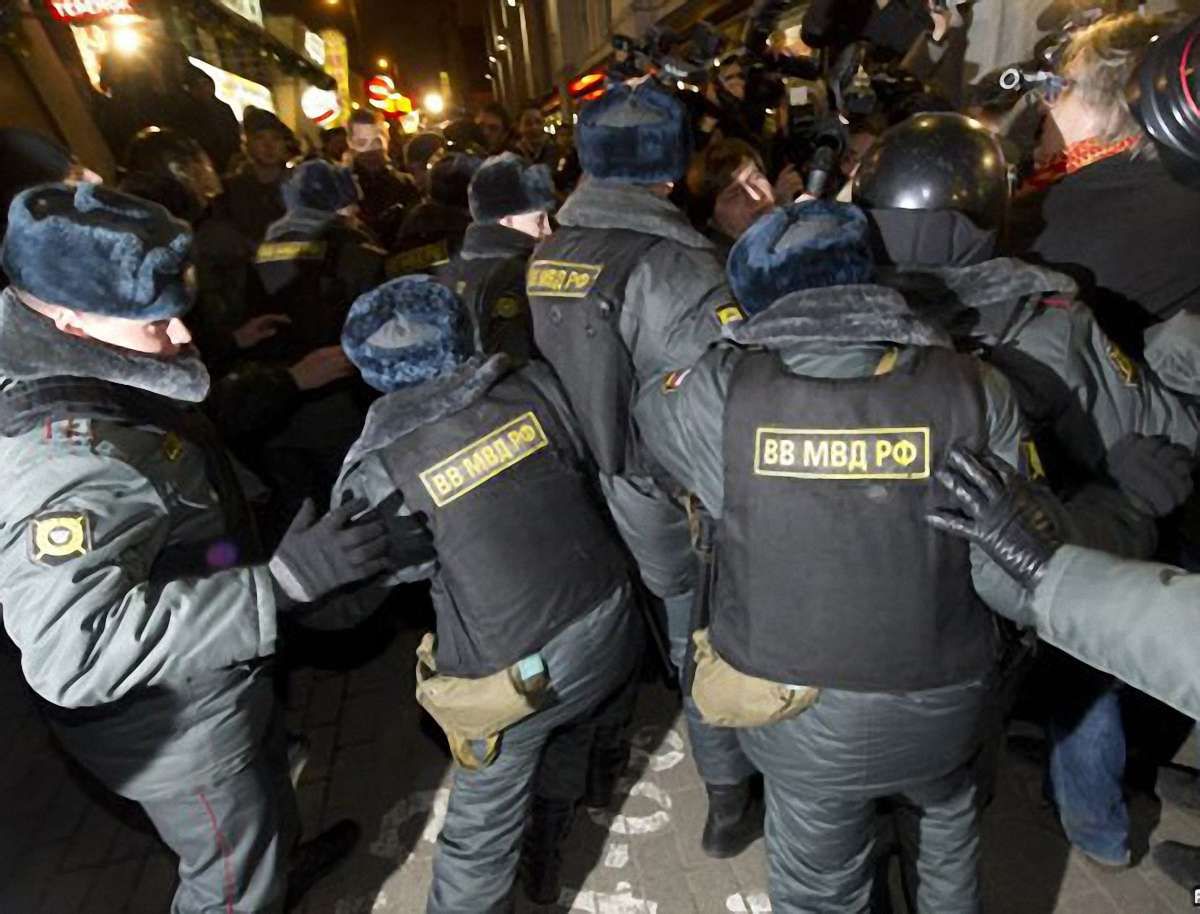 У Москві та Петербурзі знову затримали протестувальників