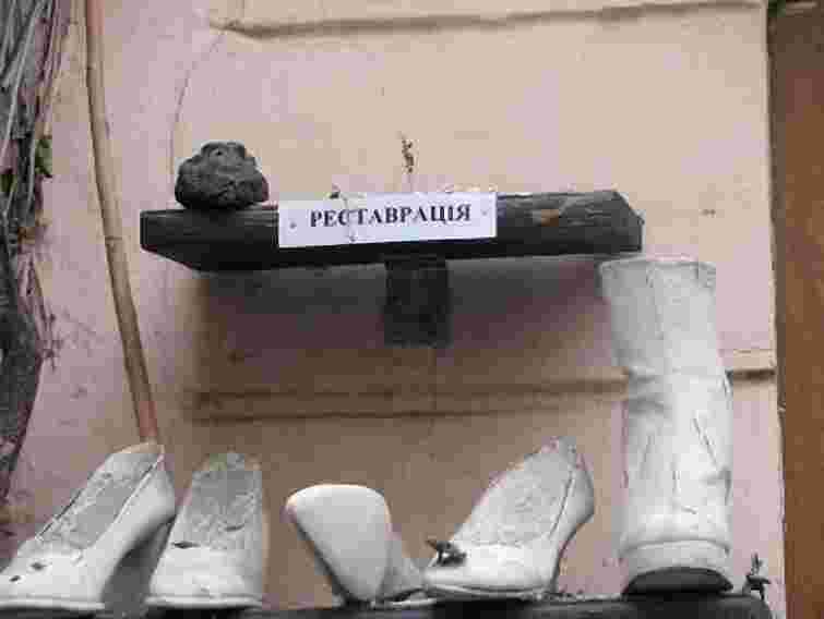 У Чернівцях зламали пальці символічному Януковичу