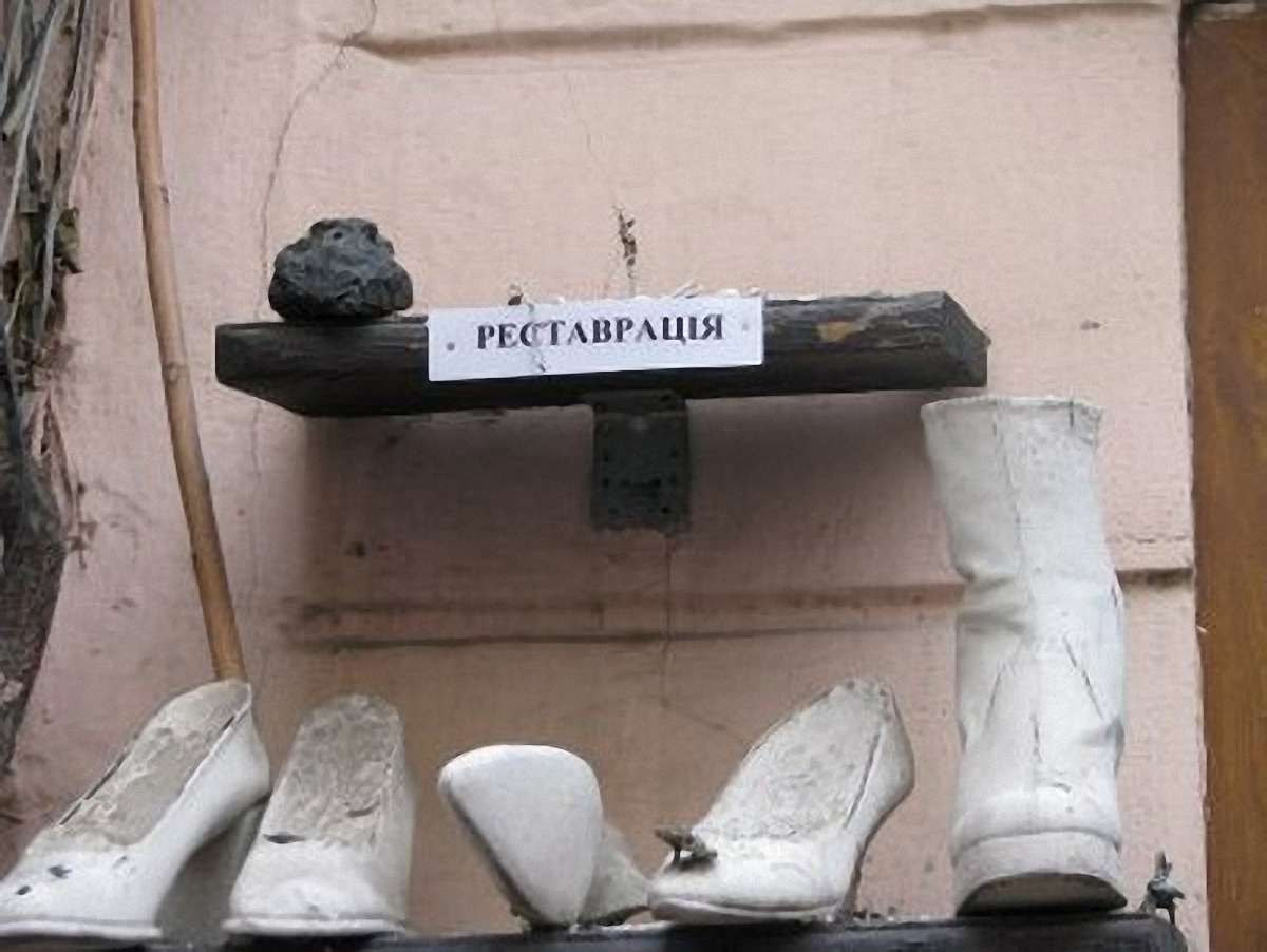 У Чернівцях зламали пальці символічному Януковичу