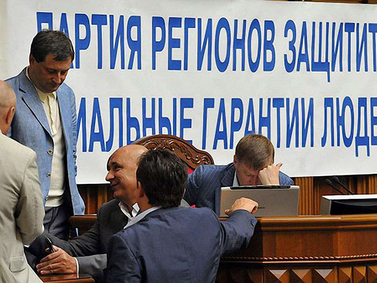 Регіонали зайняли трибуну Ради першими, щоб не дісталась БЮТ