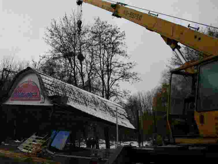 У Львові демонтують споруди ринку з території парку