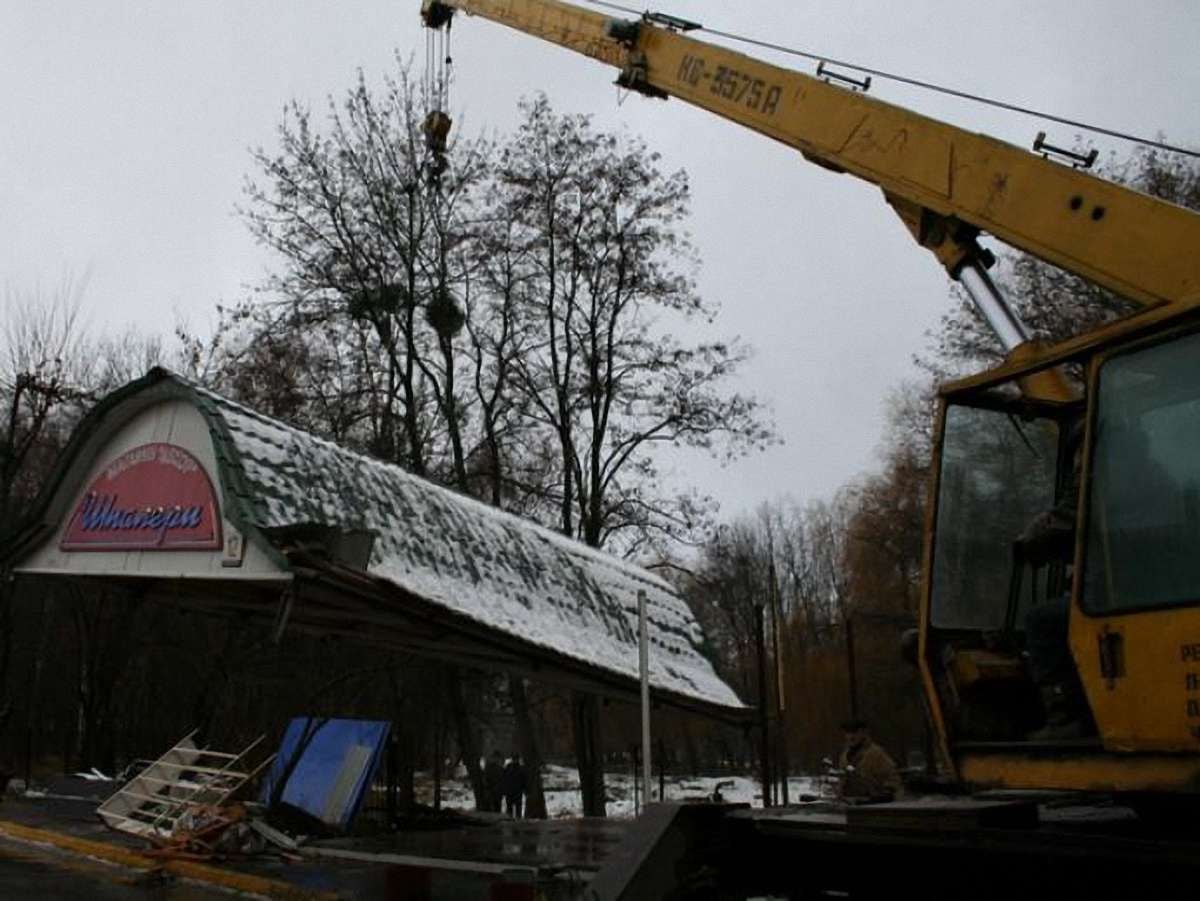 У Львові демонтують споруди ринку з території парку