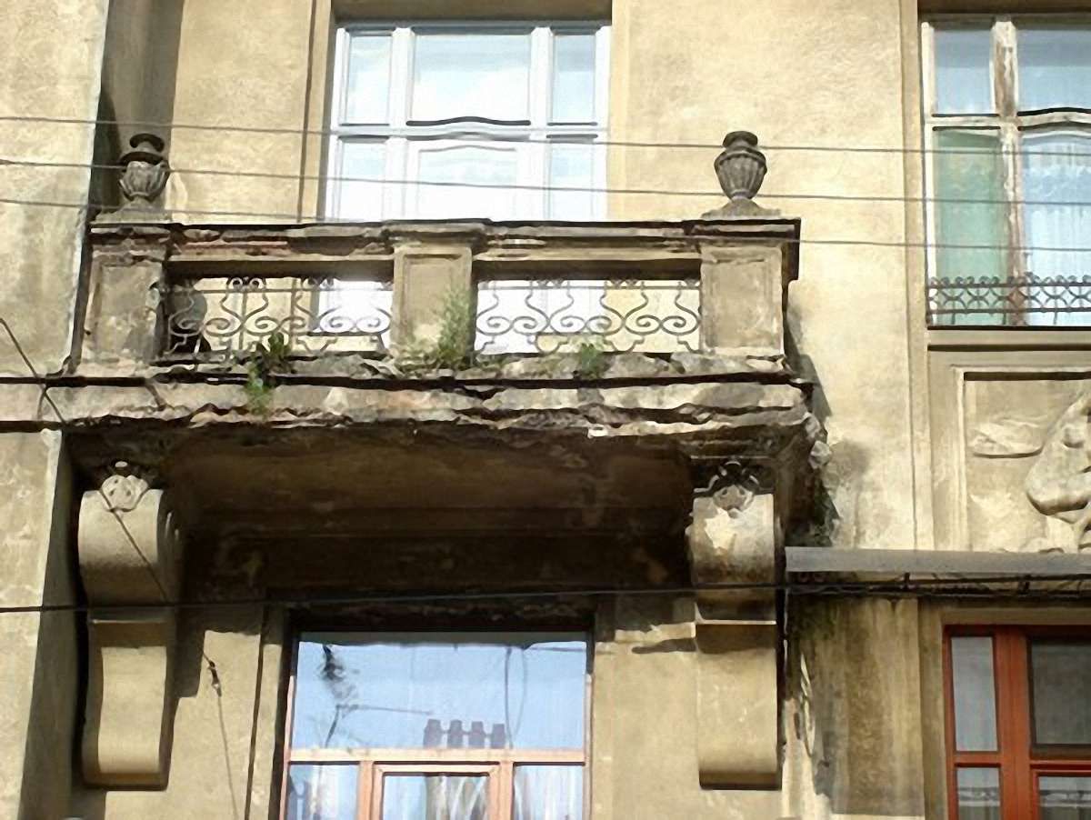 На шести львівських кам’яницях облупилась ліпнина 