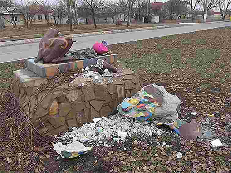 "Писанковий лев" у Луганську розвалився
