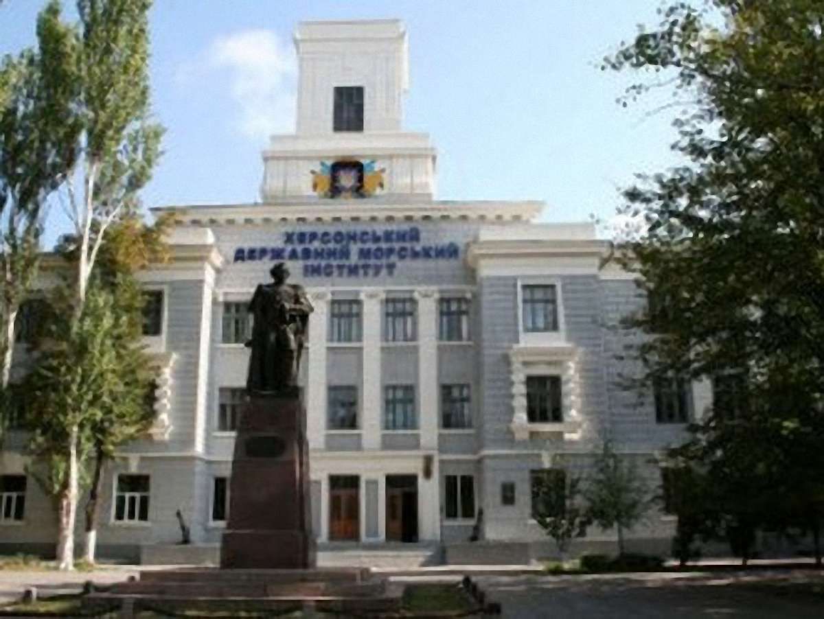 132 викладачі морської академії в Херсоні вступили в Партію регіонів