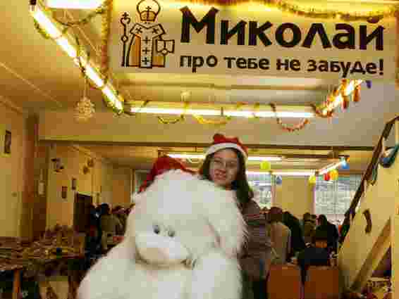 На Фабриці святого Миколая у Львові пакують подарунки дітям