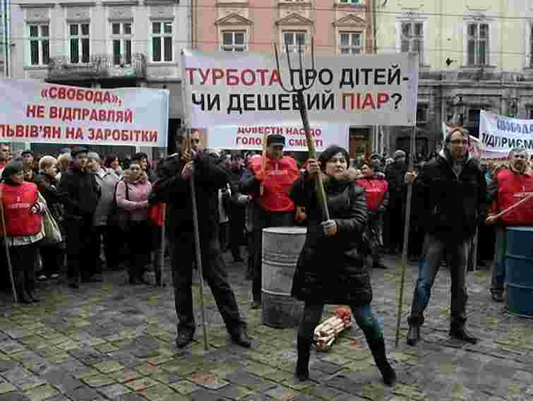 Власники львівських МАФів заблокували вхід до сесійної зали міськради