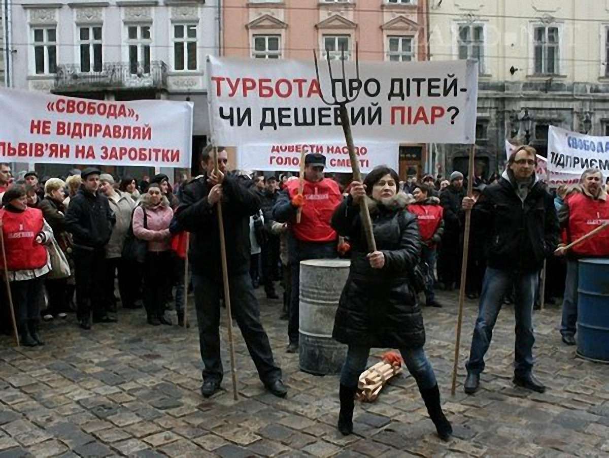 Власники львівських МАФів заблокували вхід до сесійної зали міськради