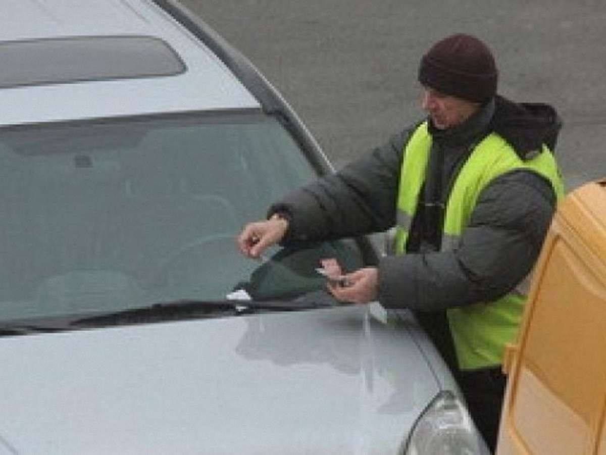 ДАІ не реагує на незаконне паркування біля ЛНУ Франка, – депутат