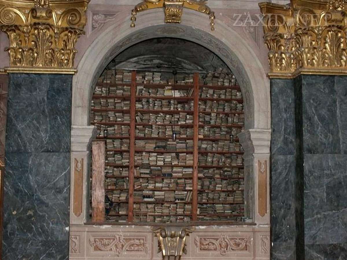 Завтра з костелу Єзуїтів заберуть решту книг