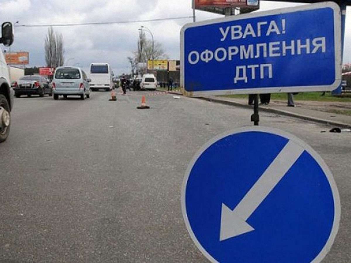 На Львівщині водій збив дівчину, яка сиділа на дорозі 