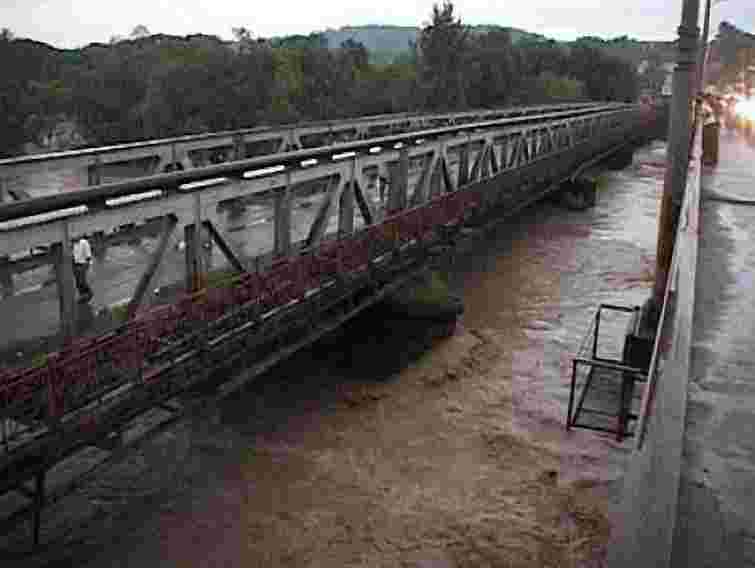 У Чернівцях стрибнула з мосту 17-річна дівчина