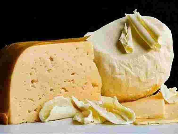 У Львові податківці вилучили зі складу підозрілий сир і масло