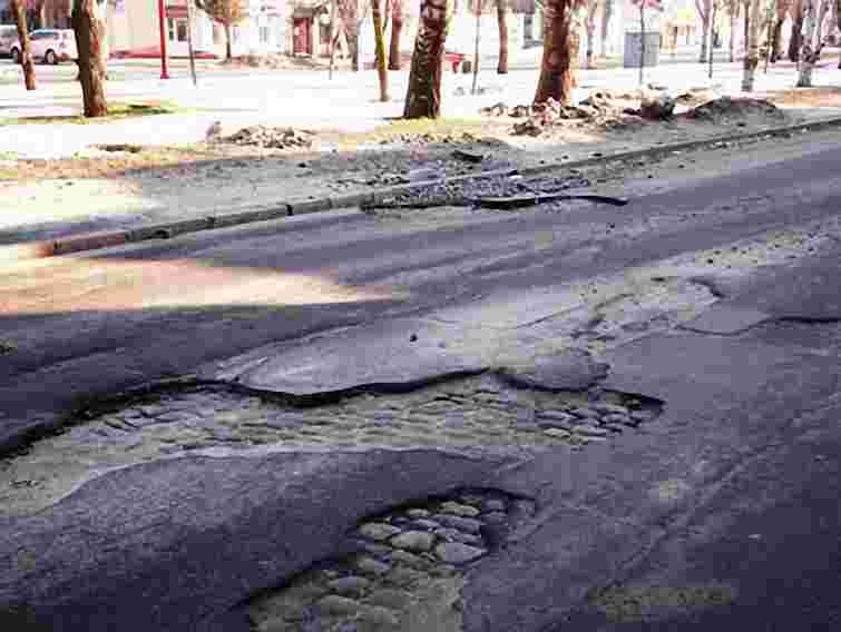 На Львівщині через яму на дорозі зіткнулося два легковики 