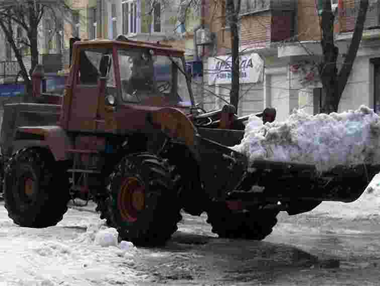 Сьогодні Львів від снігу прибирало 17 одиниць техніки