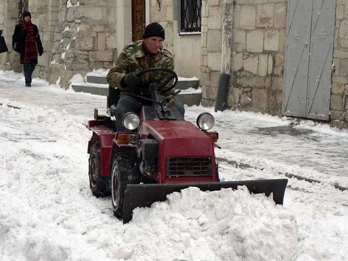 Уночі Львів прибирало 23 одиниці техніки