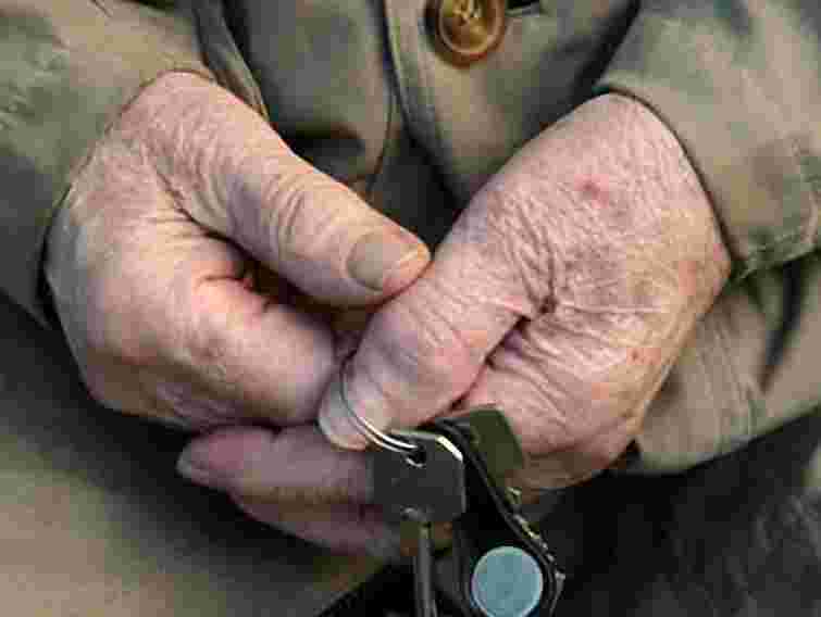 70-річну бабцю пограбували друзі її онука