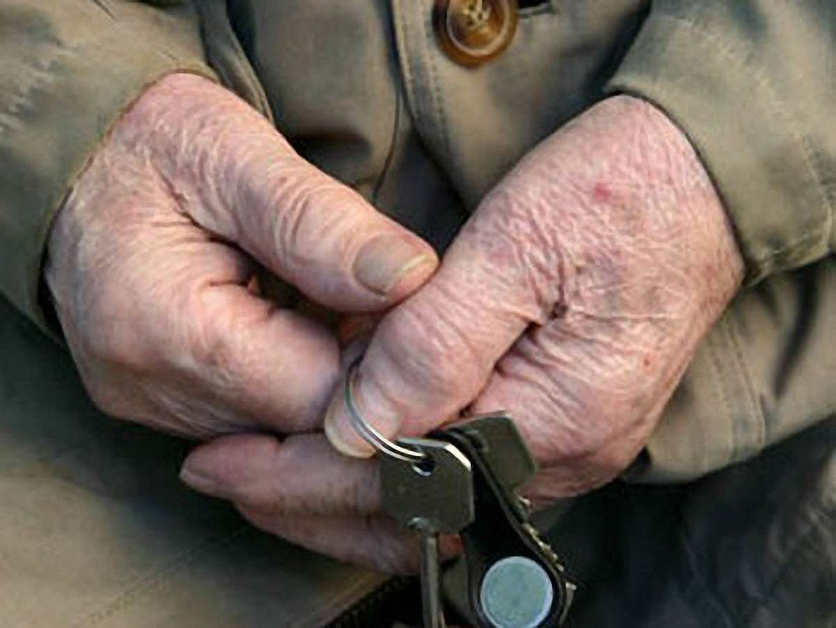 70-річну бабцю пограбували друзі її онука