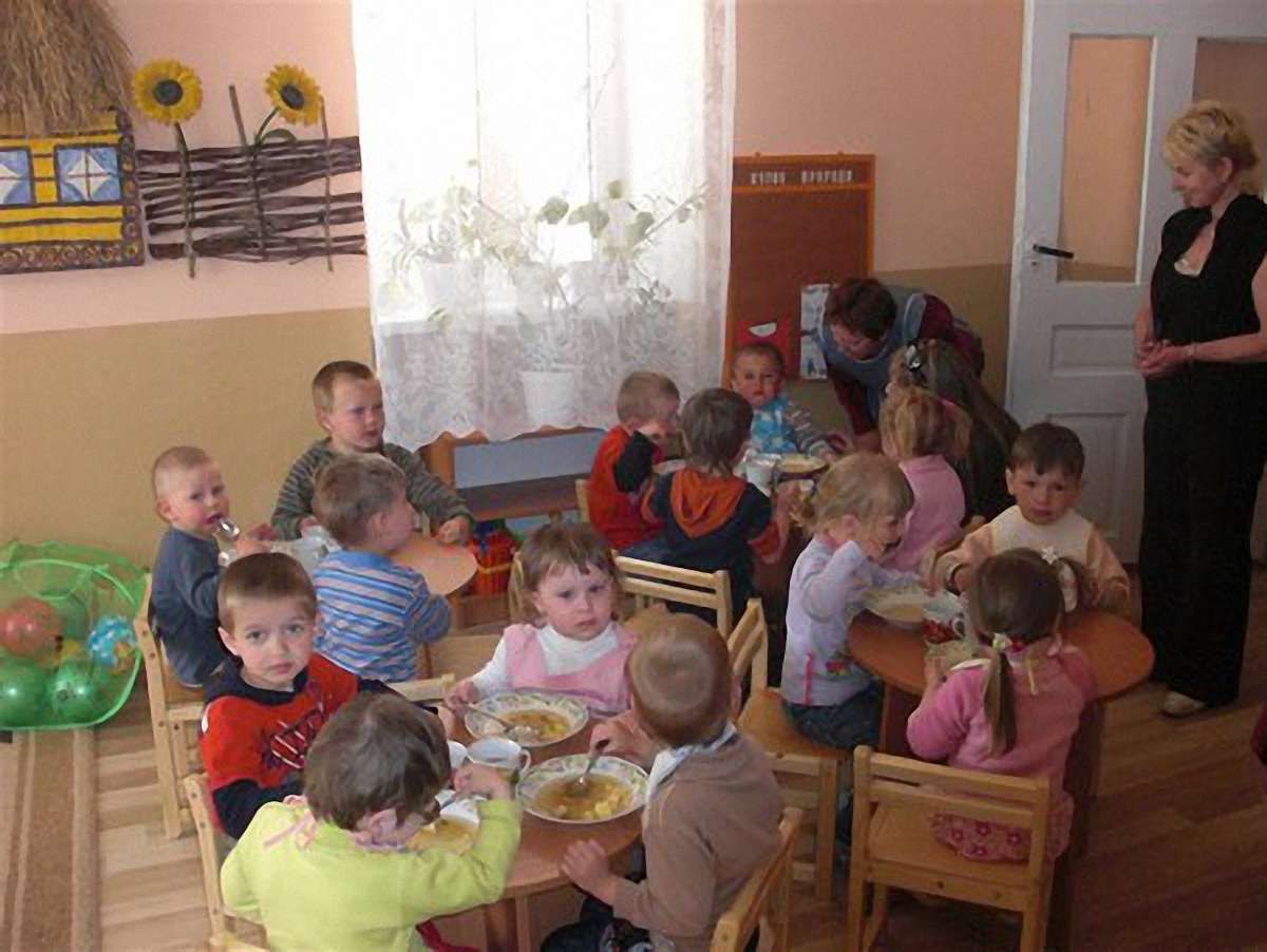 Негласні побори в закладах освіти обходяться батькам до тисячі гривень на рік  