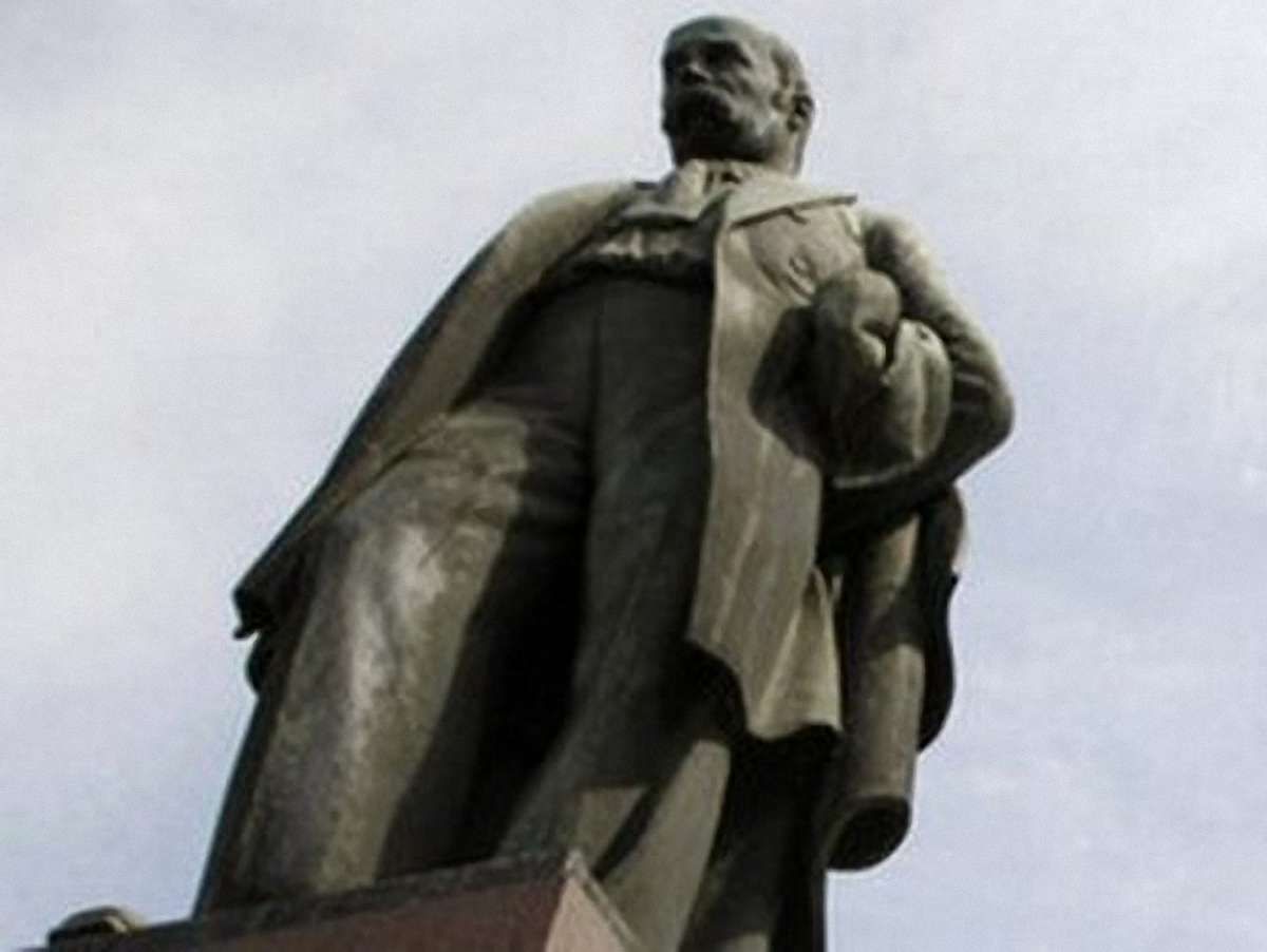 Прокуратуру просять знайти викрадачів пам’ятника Шевченку