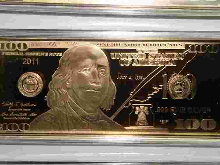 Львівські митники виявили у бандеролі коштовний дарунок зі США