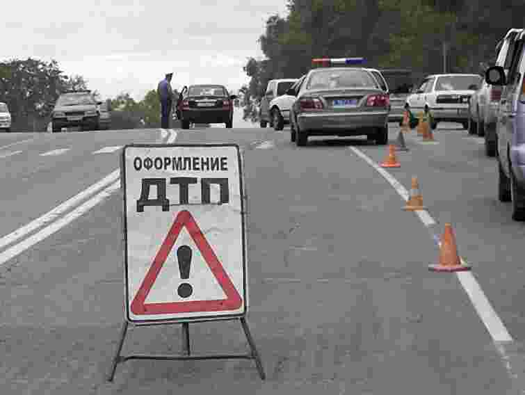 У Львові водій БМВ в’їхав у будинок, а потім збив пішохода