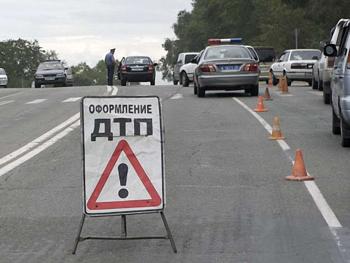 У Львові водій БМВ в’їхав у будинок, а потім збив пішохода