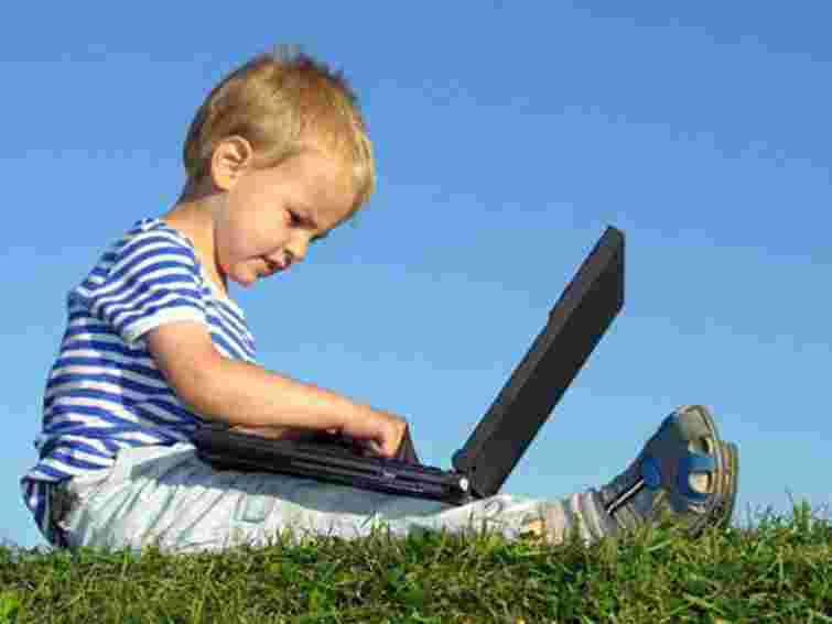 Янукович доручив створити групу захисту дітей від Інтернету