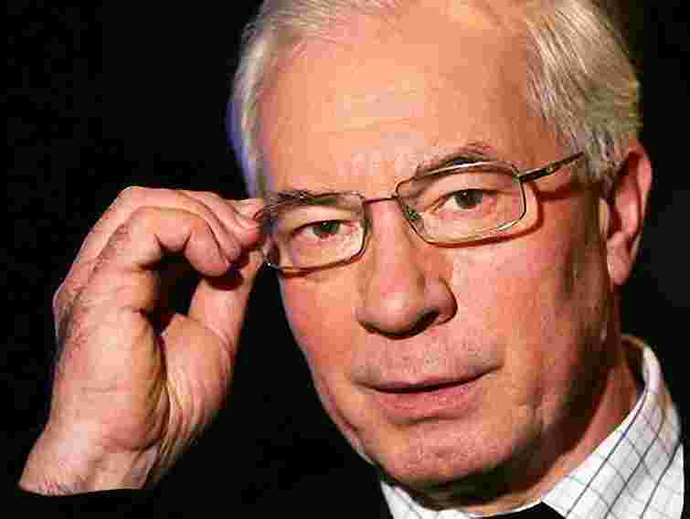 Азаров знайшов докази покращення життя українців