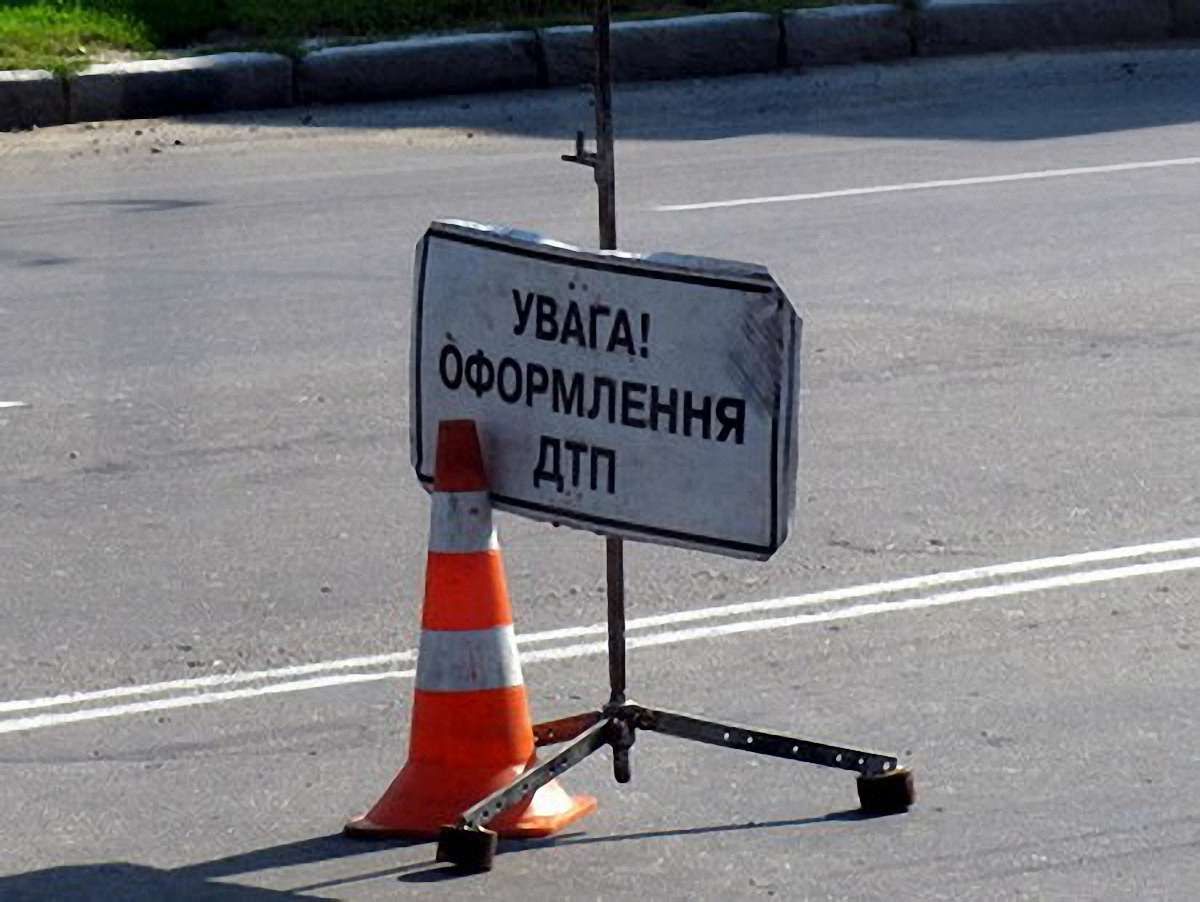 На дорозі Київ-Чоп пішохода збило три авто