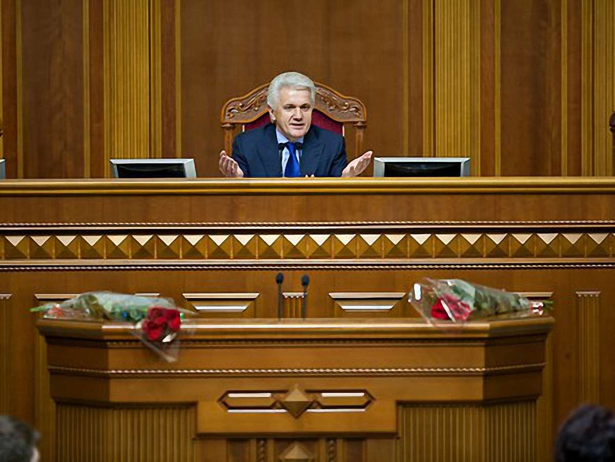 Суд не вважає, що нардепи мусять виступати українською