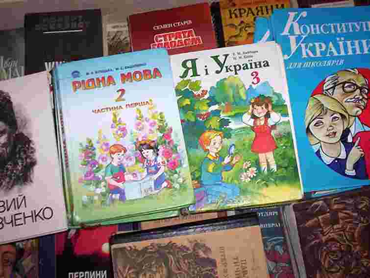 Міністерство Табачника розтратило на випуску підручників 50 млн грн