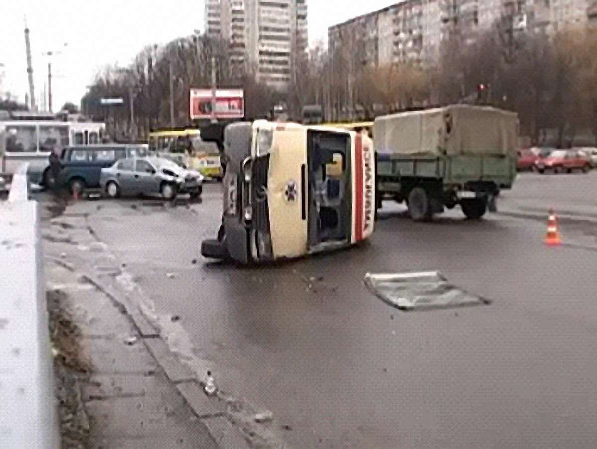 У Рівному «швидка» потрапила в ДТП: 4 осіб травмовано