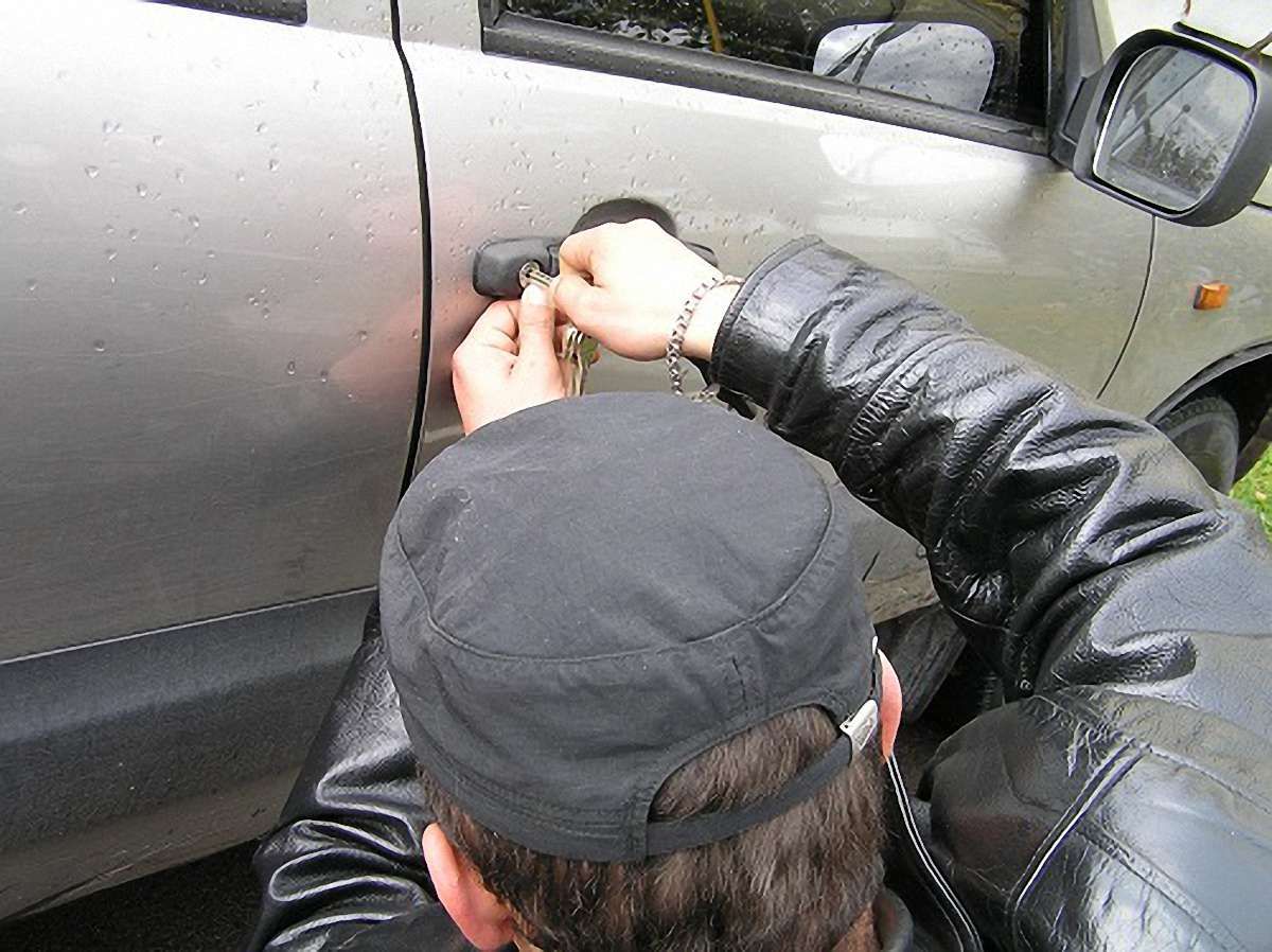 Двоє підлітків на Львівщині викрали авто і перекинулися