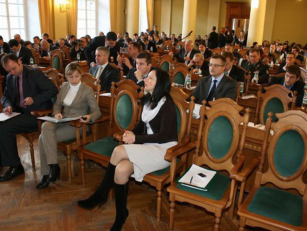 Депутати Львова подолали вето мера на тимчасові споруди на зупинках