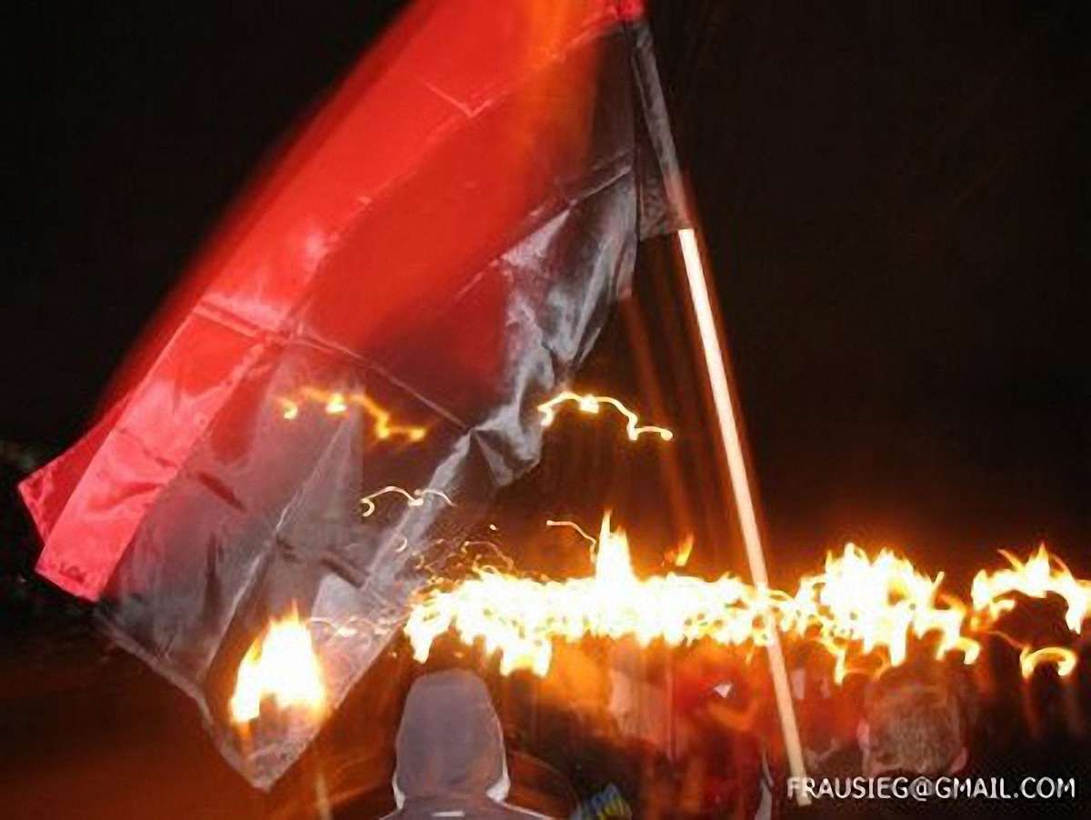 Смолоскипна хода у Львові завершиться біла пам’ятника Бандері