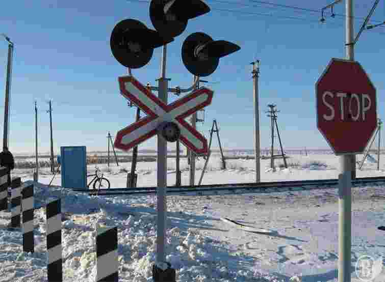 На Львівській залізниці локомотив протаранив легковик