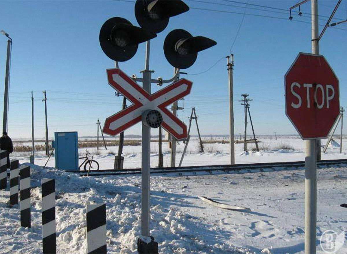 На Львівській залізниці локомотив протаранив легковик