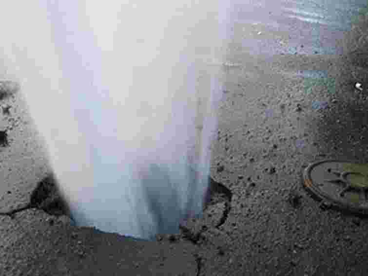 На вул.Дунайській у Львові вчора ліквідовували витік води